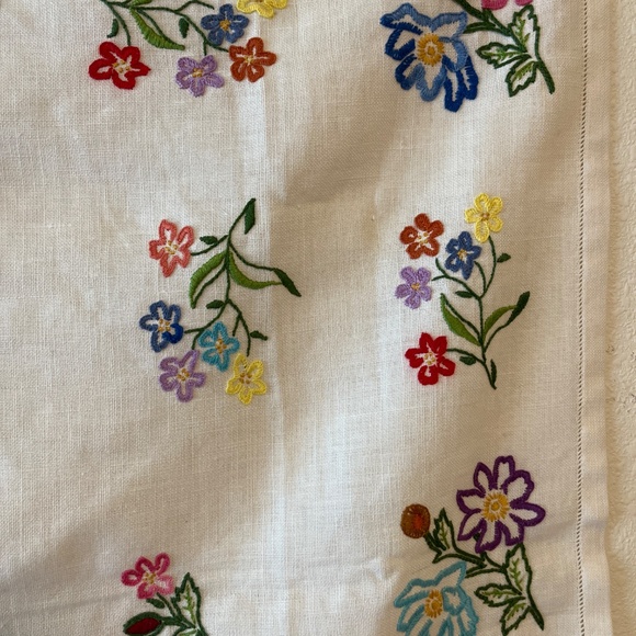 Embroidered floral linen square - Picture 7 of 10